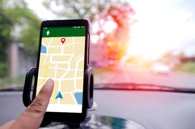 車内のスマートフォンでグローバルポジショニングシステムを手動で操作するクローズアップ