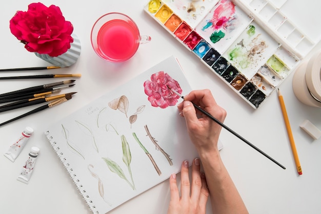 Photo close-up hand painting flower