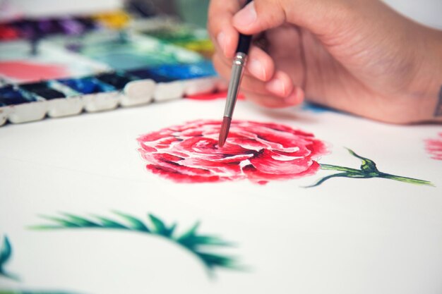 Foto close-up di una rosa dipinta a mano su carta