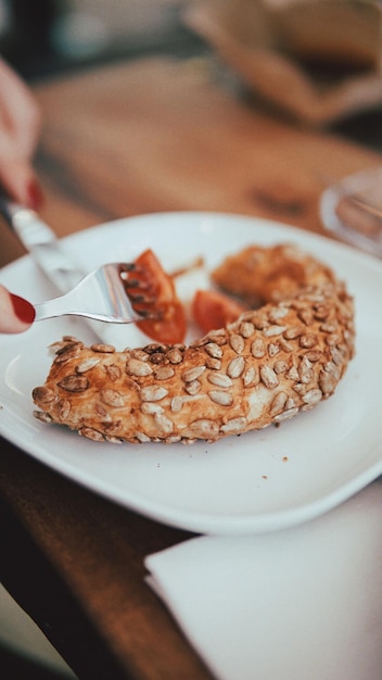 Photo close-up of hand in plate on table