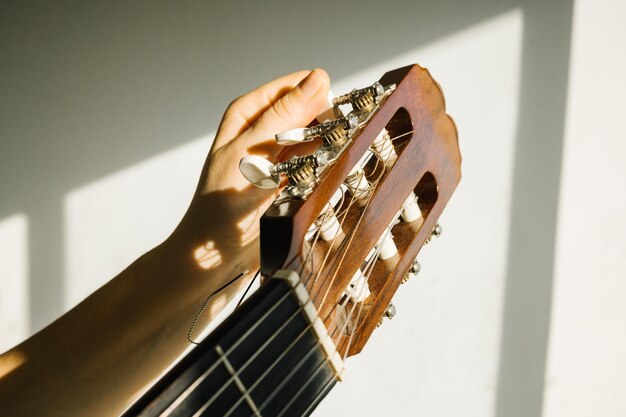 Photo close-up of hand playing guitar