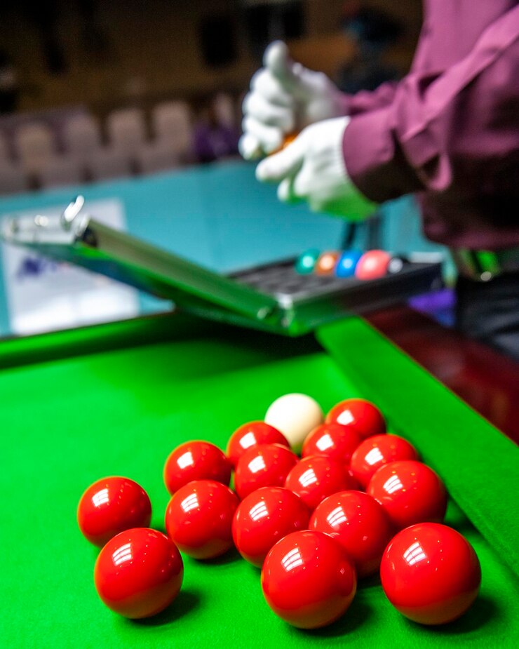 Photo close-up of hand playing with ball on table