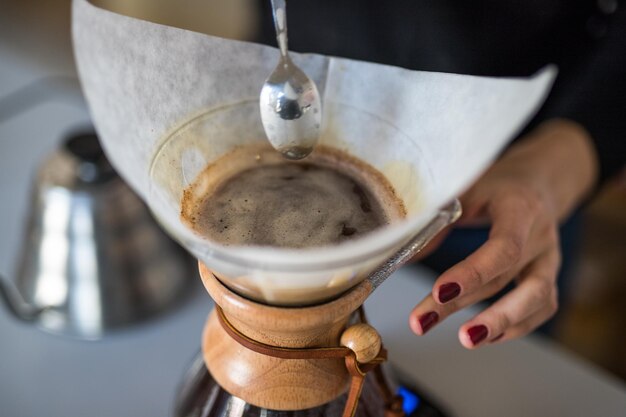 Foto close-up della mano che prepara il caffè