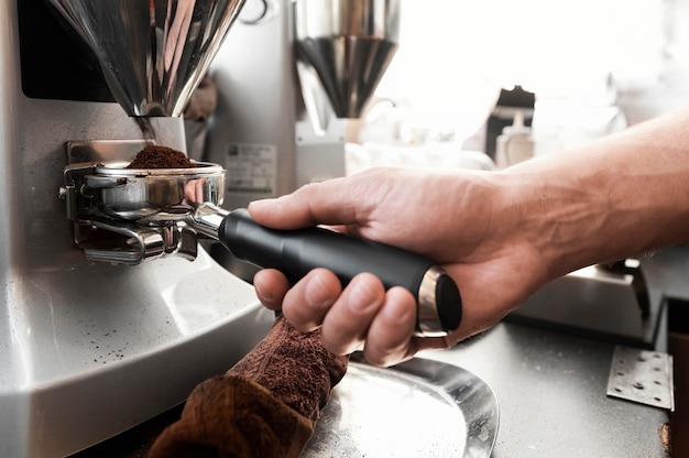 Photo close up hand preparing coffee