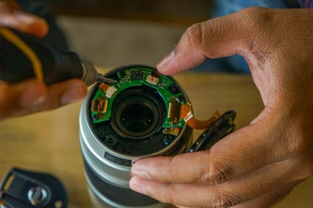 Foto prossimo piano dell'obiettivo della telecamera che ripara a mano