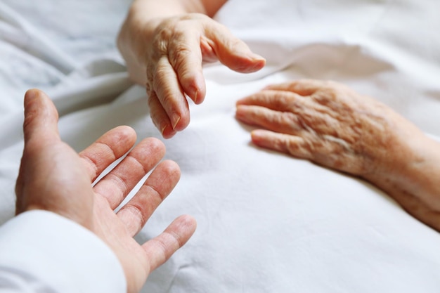 Foto close-up della mano di un paziente anziano