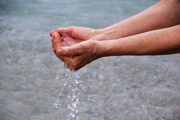 Photo close-up of hand splashing water