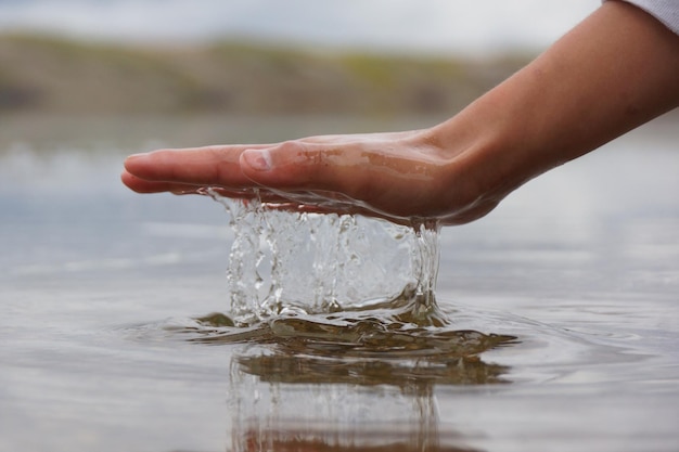 Foto close-up dell'acqua spruzzata a mano