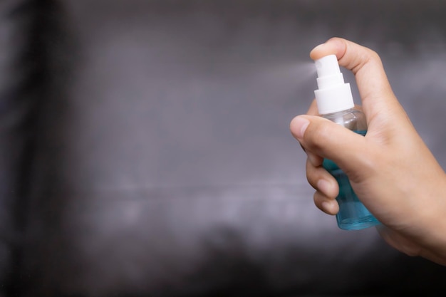 Foto close-up di un disinfettante per le mani spruzzato