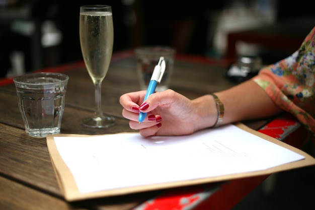 Photo close-up of hand on table