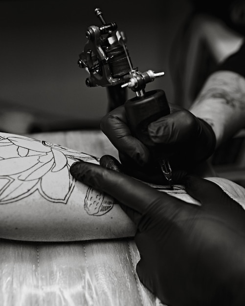 Photo close-up of hand tattooing