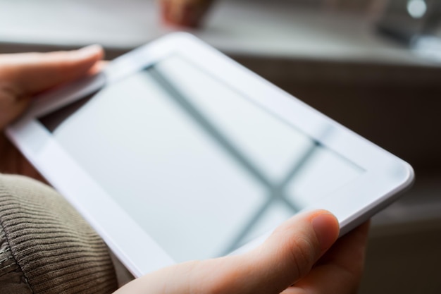 Photo close-up of hand touching digital tablet