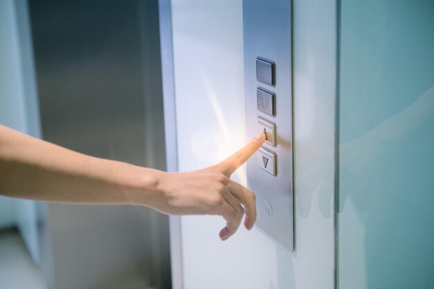 열린 문을 만지는 손의 클로즈업