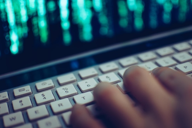 コンピュータのキーボードを使用した手のクローズアップ