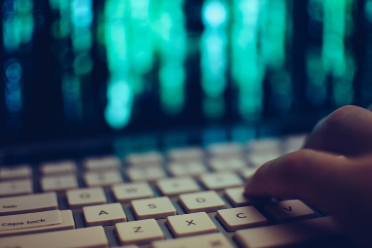 Photo close-up of hand using computer keyboard
