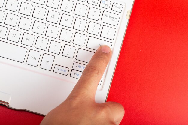 Photo close-up of hand using laptop