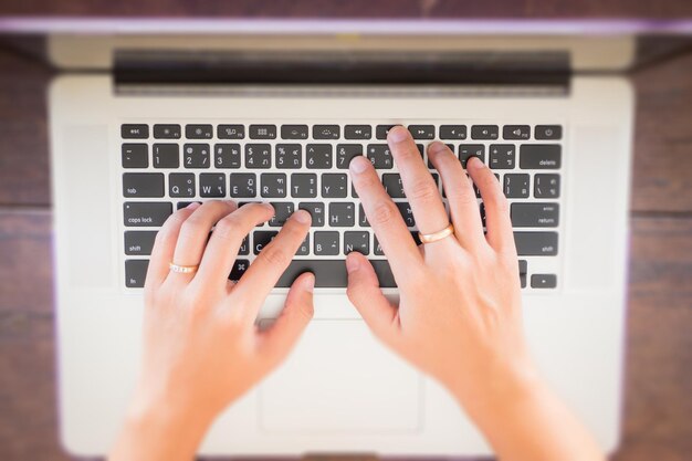 Photo close-up of hand using laptop