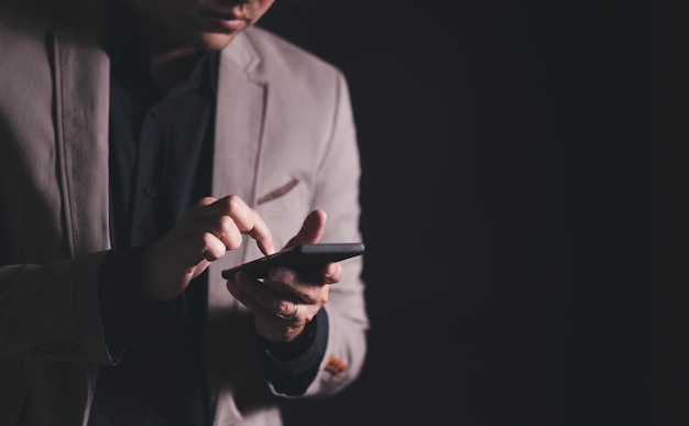 Close-up hand van zakenman met mobiele telefoon Concept van technoloy voor business