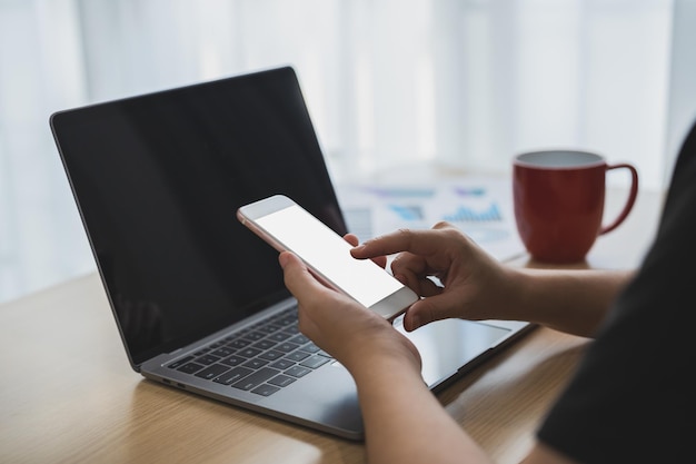 Foto close up hand vrouw houdt mobiele telefoon tekst of bericht wit scherm zakenvrouw gebruik moderne smartphone om te surfen op het web lezen ebook handel aandelen technologie mobiel netwerk concept