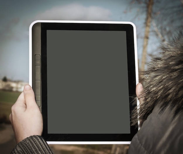 Foto close-up hand vrouw met tablet op geïsoleerd