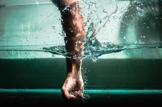 Photo close-up of hand in water