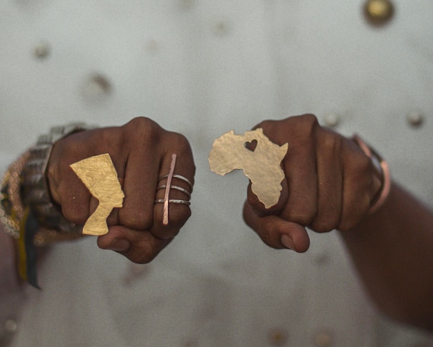 Photo close-up of hand wearing ring with african map