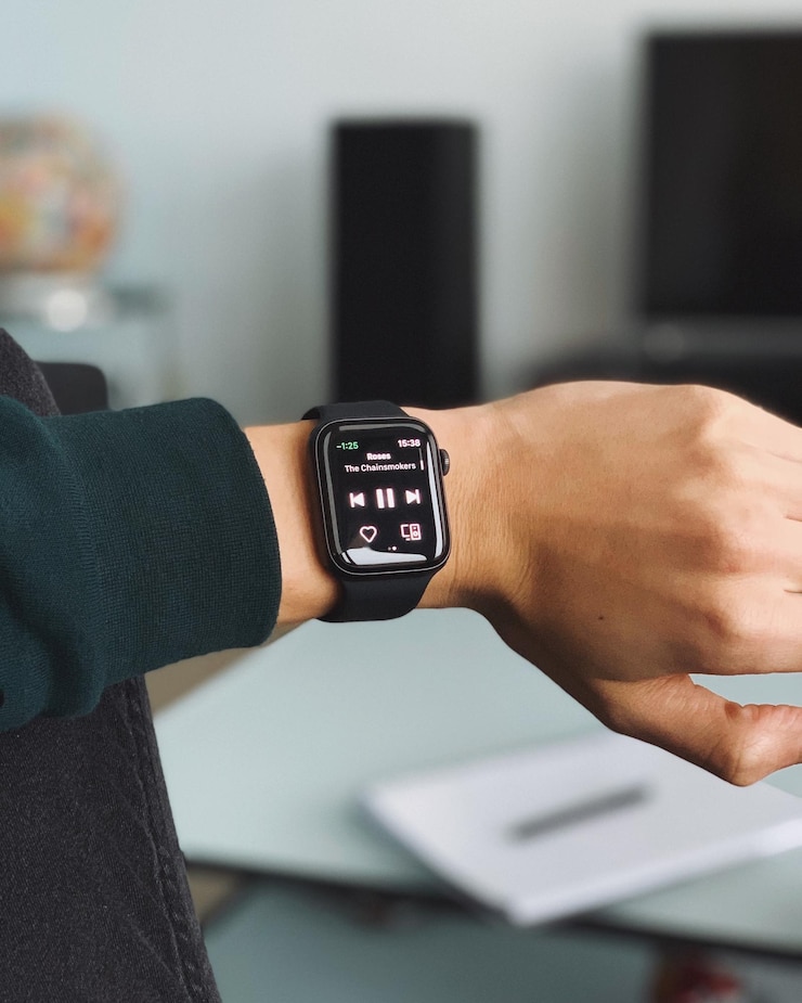 Photo close-up of hand wearing smart watch