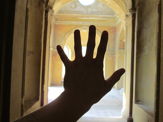 Photo close-up of hand on window