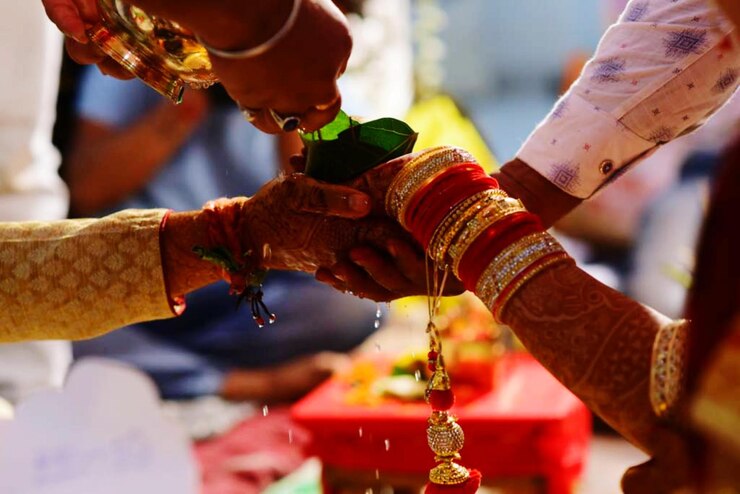 Photo close-up of a hand of woman wearing bangles