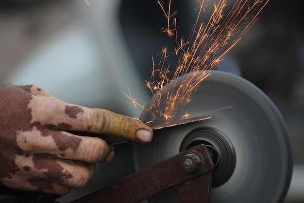 Photo close-up of hand working on metal