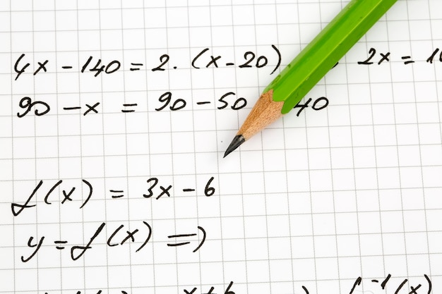 Foto primo piano di formule matematiche scritte a mano. concetto di educazione