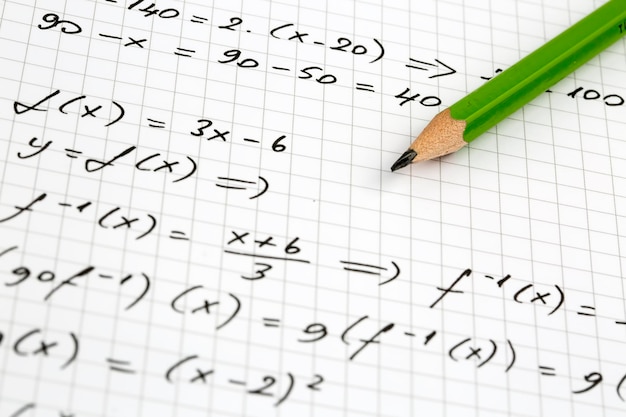Крупный план рукописных математических формул. Концепция образования