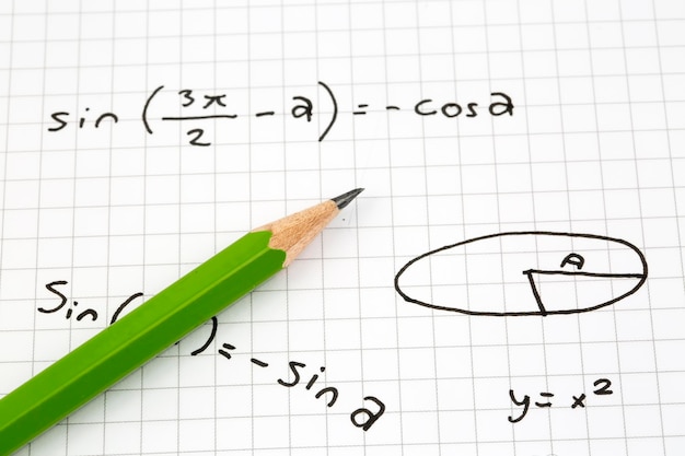 手書きの数式のクローズ アップ。教育の概念
