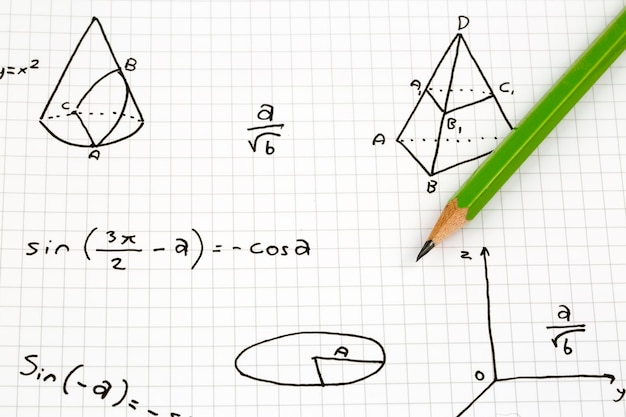 手書きの数式のクローズ アップ。教育の概念