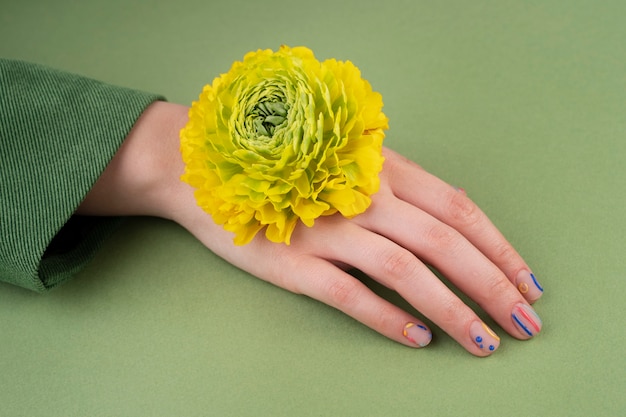 Photo close up hand and yellow flower