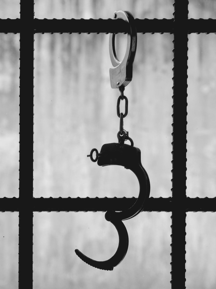 Photo close-up of handcuffs on security bars