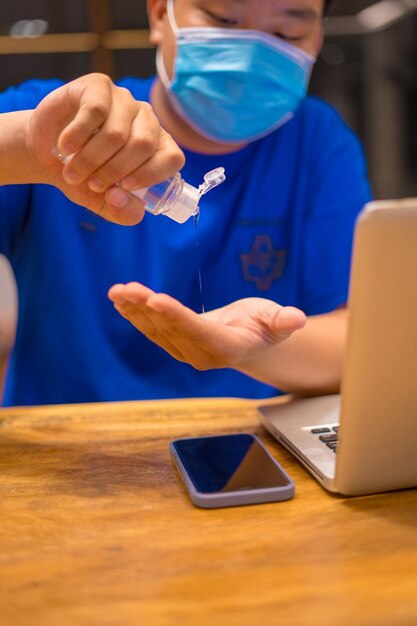 Close-up handdesinfecterende man die ontsmettingsgel aanbrengt, handen wrijven, schone persoonlijke hygiëne