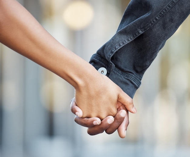 Close-up handen en paar met huwelijksondersteuning en liefde voor partnerschap, hechting en samenwerking zoom man en vrouw met solidariteit, vriendelijkheid en relatie met vertrouwen, loyaliteit en romantiek