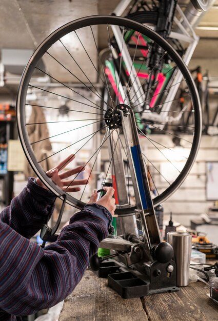 Foto close-up handen fietswiel opblazen