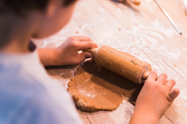 Foto close-up handen kneden van een deeg op een houten tafel