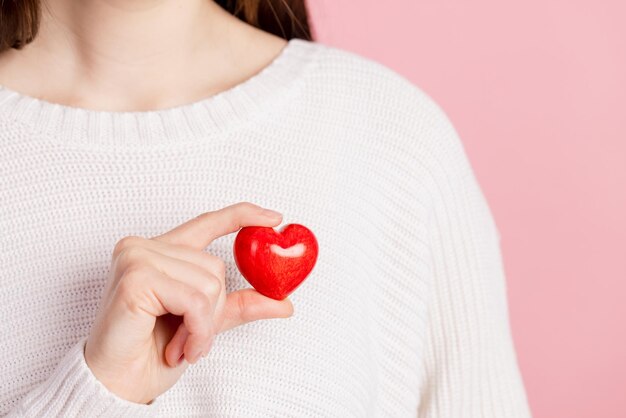 Close-up handen met hart op roze achtergrond Valentijnsdag concept