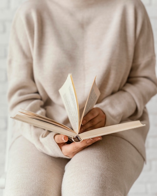 Foto close-up handen met open boek