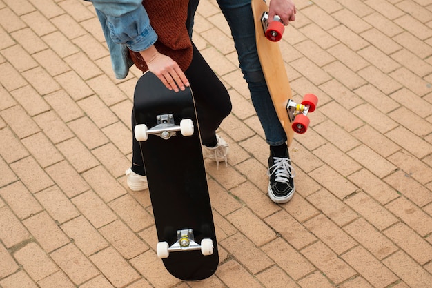 Foto close-up handen met skateboards