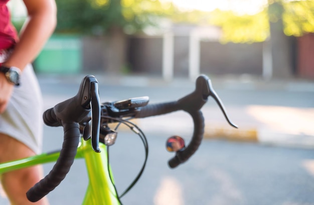 Primo piano del manubrio della bici da strada concetto di sport e tempo libero