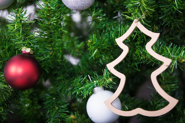 Foto primo piano della decorazione di carta fatta a mano sull'albero di natale