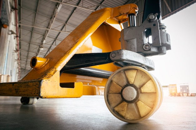 Foto close-up handpallettruck in het magazijn.