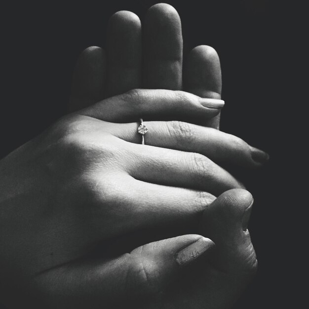 Photo close-up of hands against black background