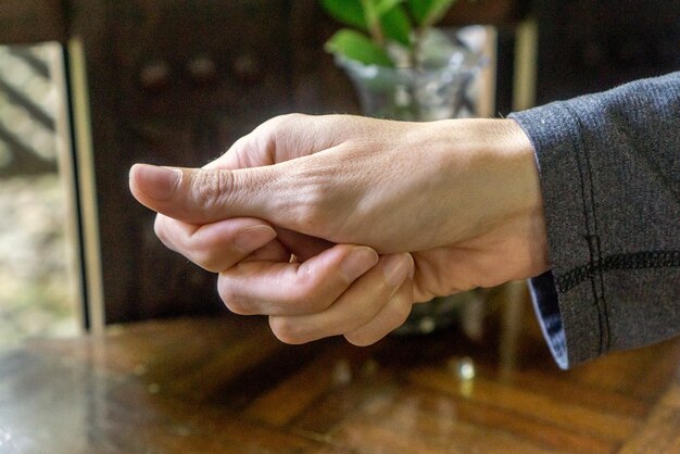 Foto close-up delle mani contro il tavolo