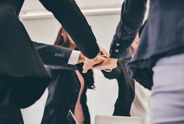 Закройте руки бизнес-команды в конференц-зал, концепция совместной работы.