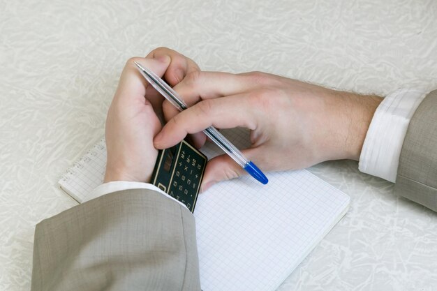 Photo close-up of hands cheating in exam